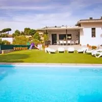 Hotel El Llac del Cigne Villa Sleeps 9 with Pool Air Con and WiFi en vilobi-d-onyar